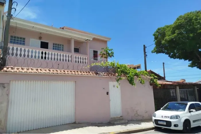 Casa na Vila Jardini com 4 Quartos, Piscina e Jardim em Sorocaba