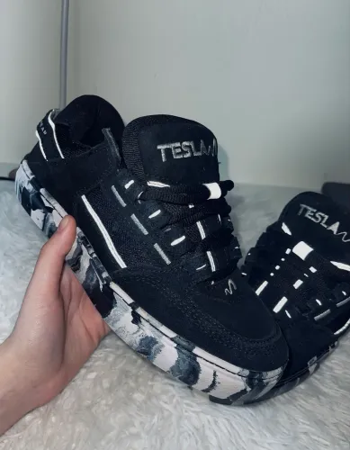 vendo tênis tesla, original e novo
