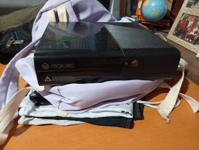 Vendo 2 Xbox !1com defeito!!!e outro bloqueado e travando