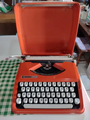 Máquina de escrever antiga HERMES BABY