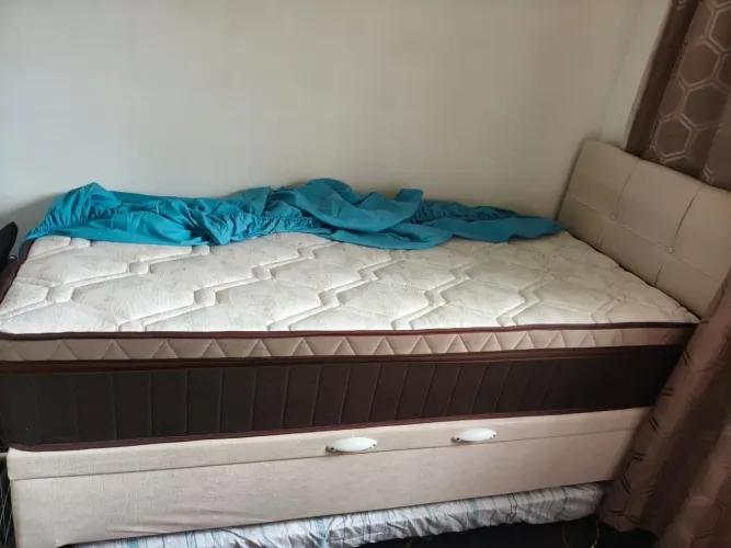 Vendo cama de solteiro noce 1 mês de uso e ela vai com a cabeceira