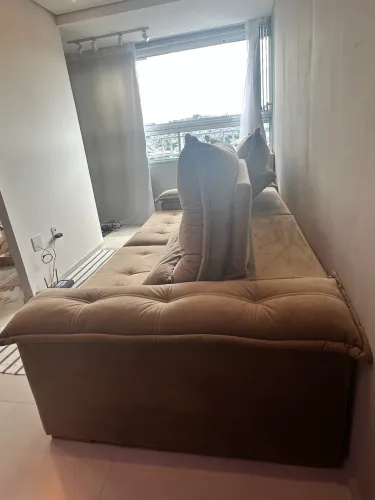 Sofá retrátil 4 lugares na cor caramelo