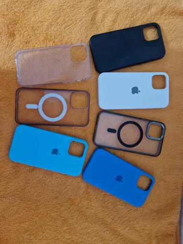 Vendo estas capinhas do IPhone 12, cada uma por 18 reais(capinha preta metálica está de 25