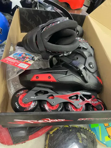 Patins, com proteçoes menos capacete