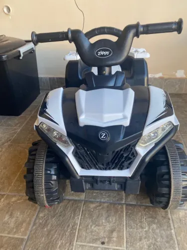 Quadriciclo elétrico infantil (carrinho elétrico)