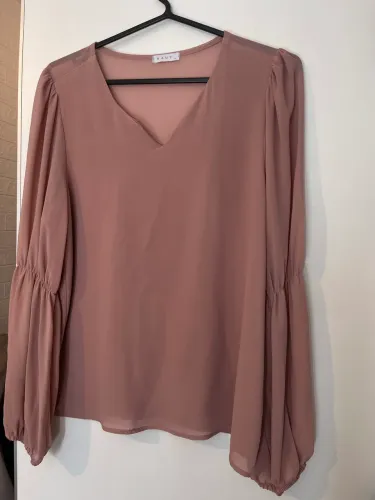 Linda blusa social de mandas compridas estilo romântico