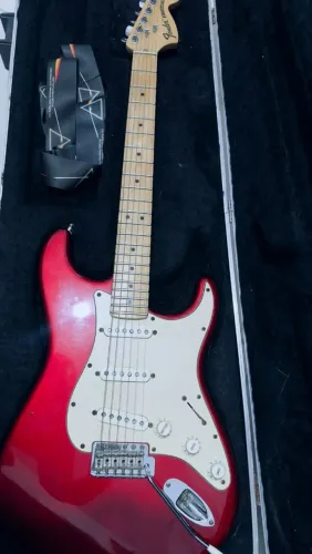 Vendo Guitarra Fender Stratocaster USA (2009/2010) + Hard Case Original TSA