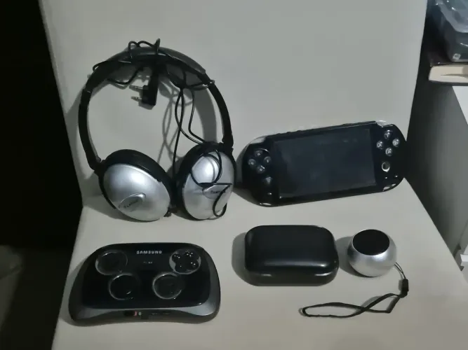 Lote eletrônicos. Fones de ouvido, videogame portátil, controle para celular e autofalante