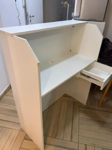 Recepção planejada em MDF para salão de beleza