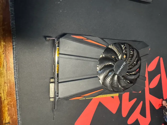 Gigabyte GTX 1050 ti COM DEFEITO