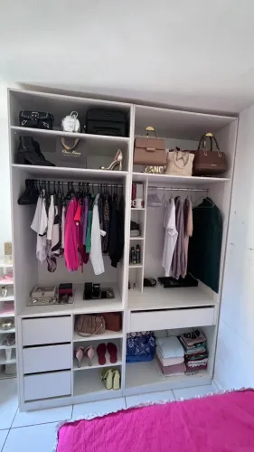 Guarda roupa dividido em 2 blocos