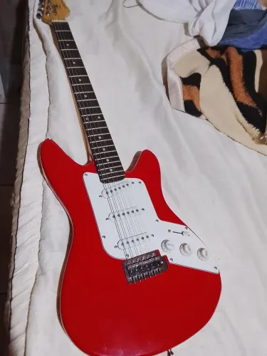 Guitarra vermelha e acessórios