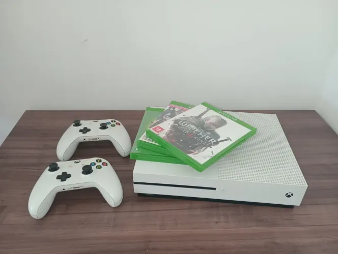 Xbox one S com 2 controles e 4 jogos