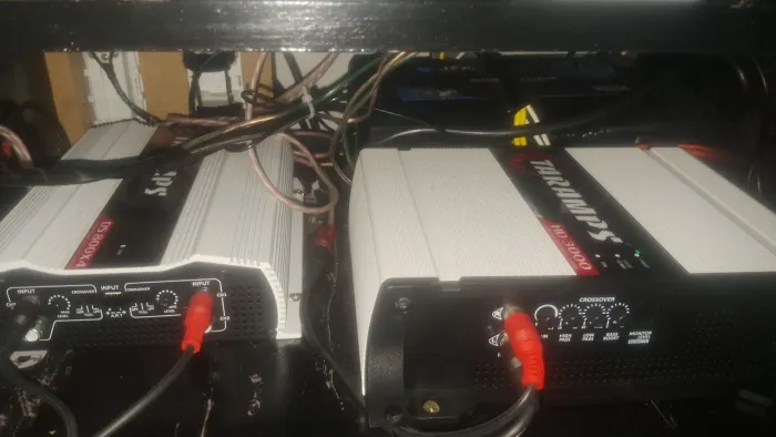 Equipamentos de som automotivo com 5 aparelhos