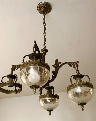 Belíssimo Lustre Antigo em Bronze com pendentes craquelados completa cúpula guardada