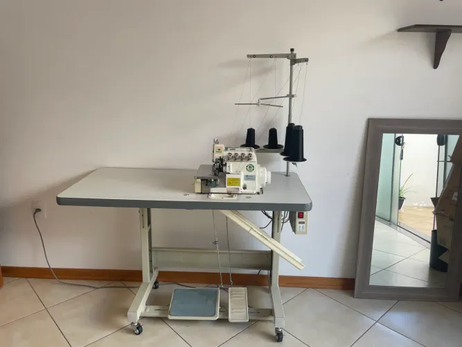 Máquina de Costura Interlock Industrial Sansei SA-M798D-4-24 - Pouquíssimo Uso