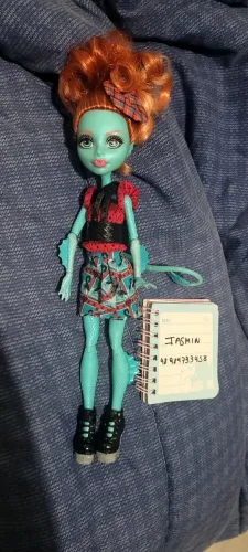 Lorna McNessie Boneca Monster High 