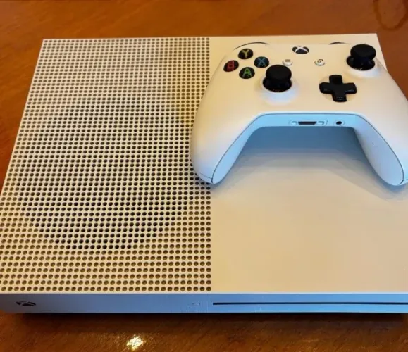 Xbox One S - 500GB - 2 controles