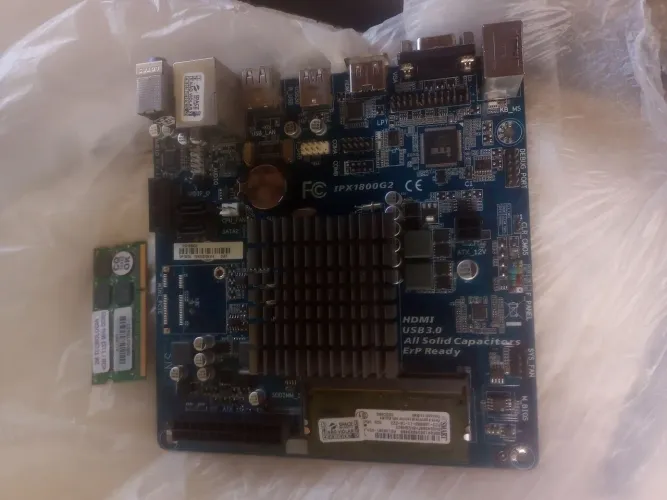 Placa mãe mini ddr3 com 4 gigas 