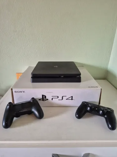 PS4 500GB 2 CONTROLES ORIGINAIS 