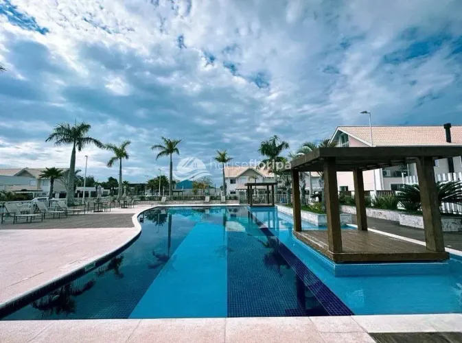 Casa 2 quartos à venda 5 minutos a pé da praia em condomínio clube, Morro das Pedras, Flor