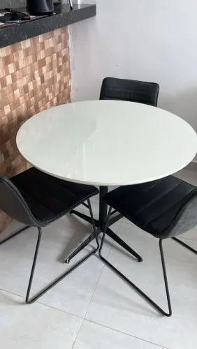 Mesa redonda com 3 cadeiras