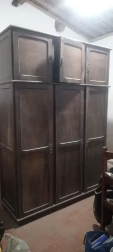 Guarda roupa de madeira 