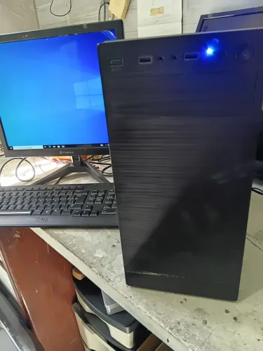 Computador i5 completo, com monitor de 17 polegadas. Com Windows 10.