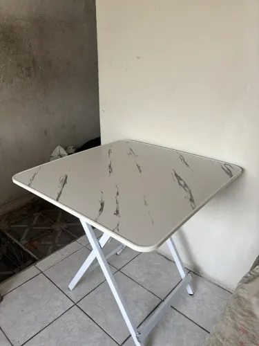 Mesa Dobrável Branca Marmorizada 70x70 - Excelente Estado