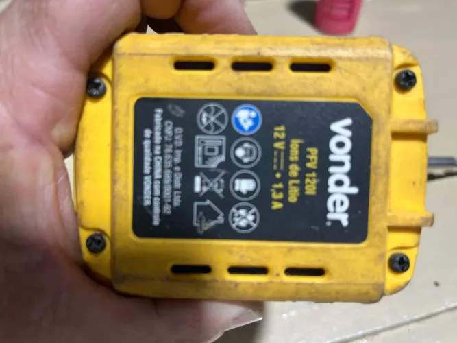 Furadeira e parafusadeira Vonder