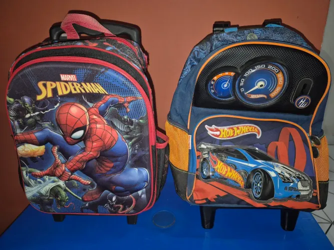 2 mochilas semi nova