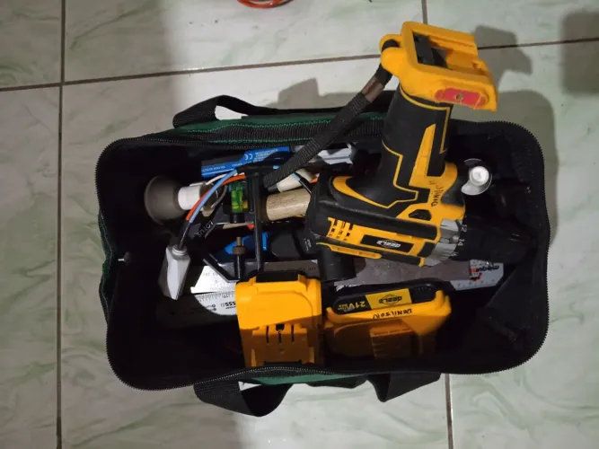Vendo uma bolsa com ferramentas; parafusadeira; escada de 7 degraus