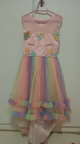 Fantasias Unicórnio. Veste 6 ou 7 anos.