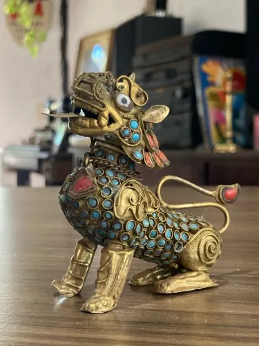 Pequena Estatueta de Cão de Fó em latão, filigrana e incrustações