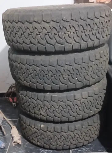 Vende-se 4 Pneus