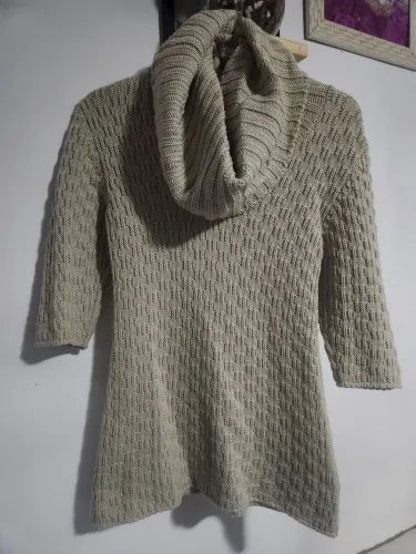 Blusa de lã com gola comprida e manga curta