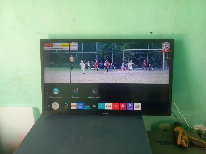 32 SMART AOC Roku com UM LINHA NA TELA