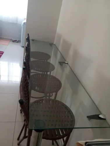 Bancada de vidro com banquetas 