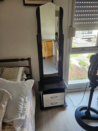 Mesa de cabeceira com espelho