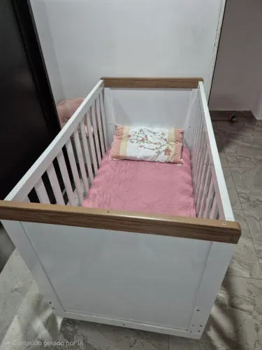 Berço branco C/ colchão e kits 