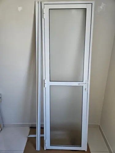 Porta de Alumínio Branca com Vidro Fosco + Batentes e Acabamentos