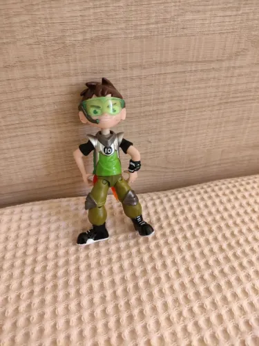 Boneco Ben 10 original e articulado 