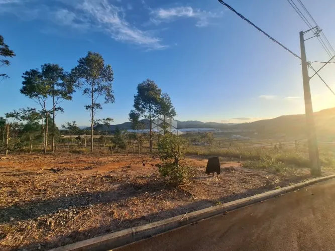 Terreno no bairro Areias do Meio, em Governador Celso Ramos - SC