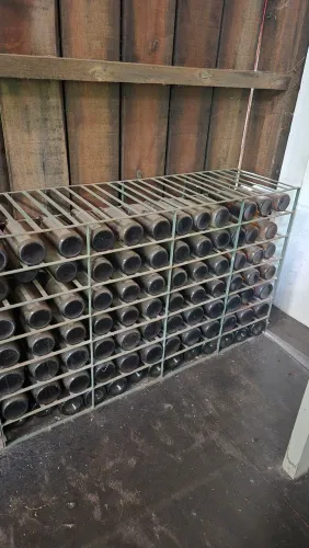 Expositor para adega 84 garrafas por módulo 