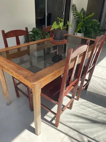Mesa 6 lugares com 4 cadeiras