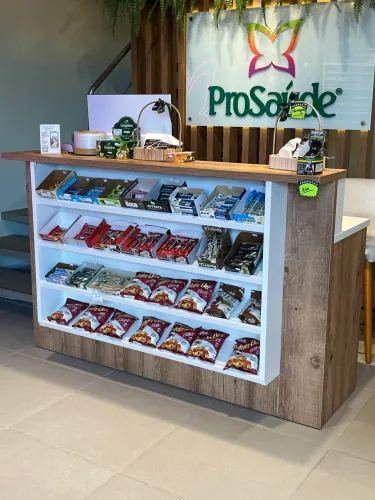 Caixa de loja em madeira com 3 gavetas com chave 