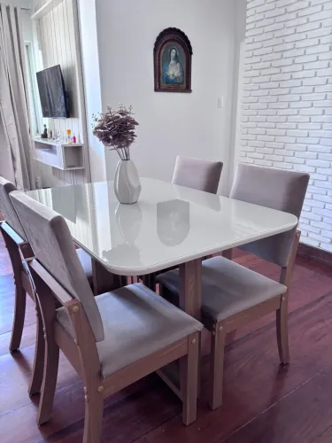 Mesa com 4 cadeiras 