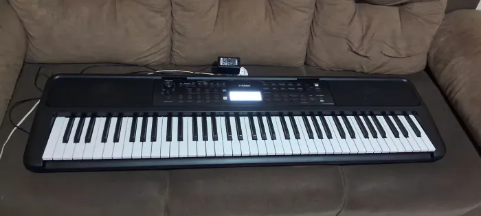 teclado yamaha psr e383 76 teclas com fonte capa e suporte de partitura