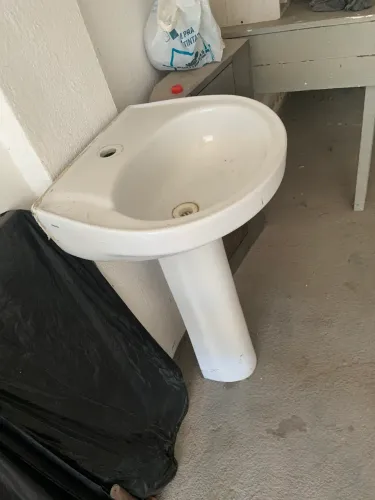 Lavatório de banheiro com coluna cor branco 