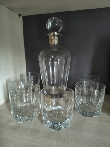 Garrafa e copos de whisky